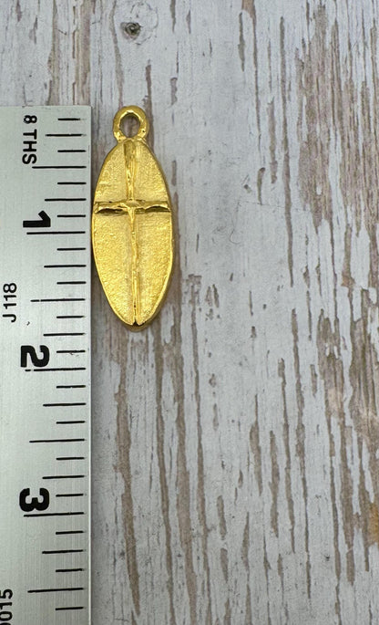 Grand charm en croix lourd, plaqué or 18 carats satiné - ST288