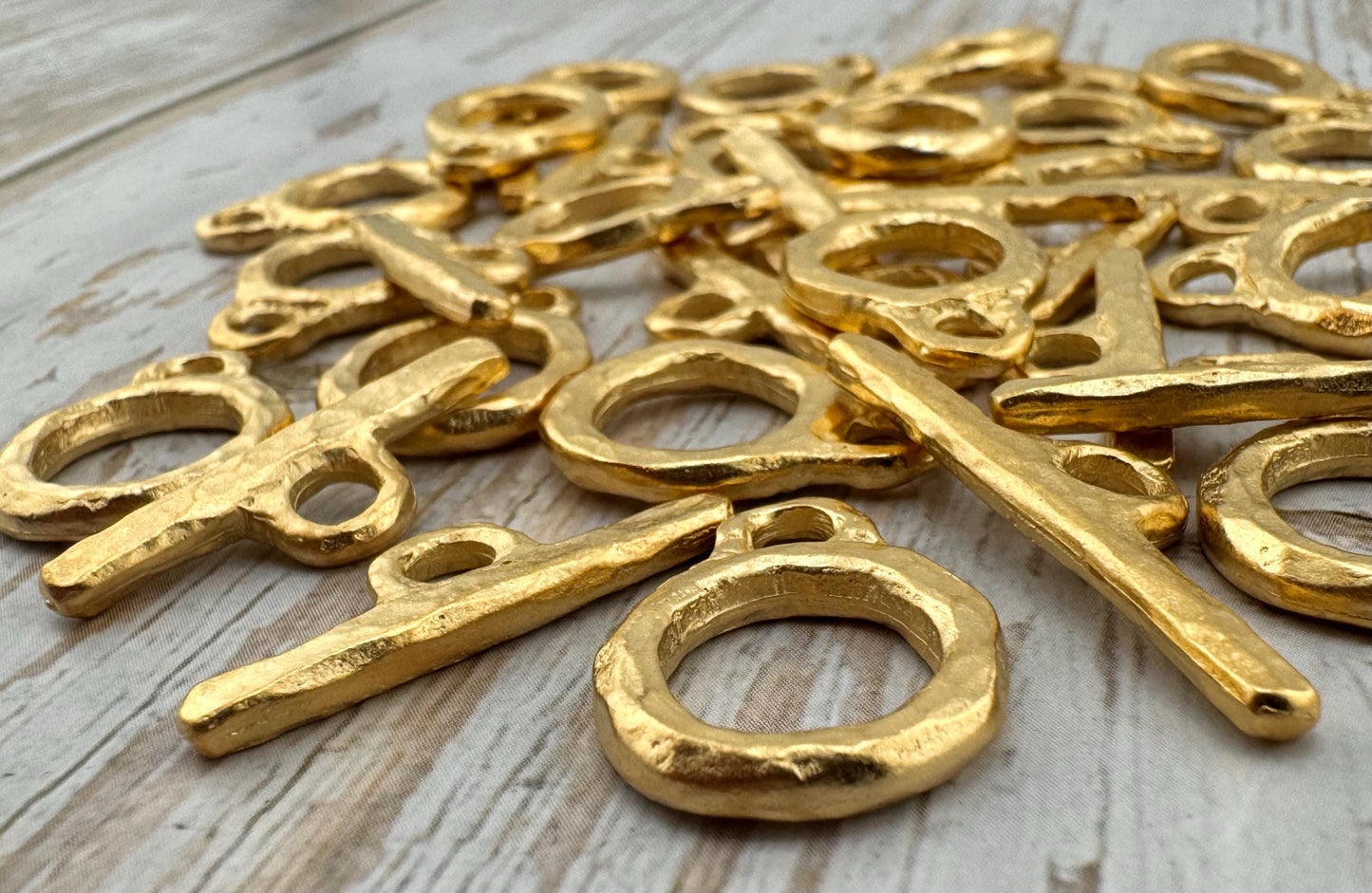 Medium Round Toggle Clasp, Satin 18k Gold Plated - ST316