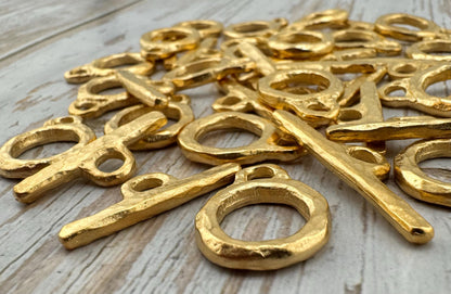 Medium Round Toggle Clasp, Satin 18k Gold Plated - ST316