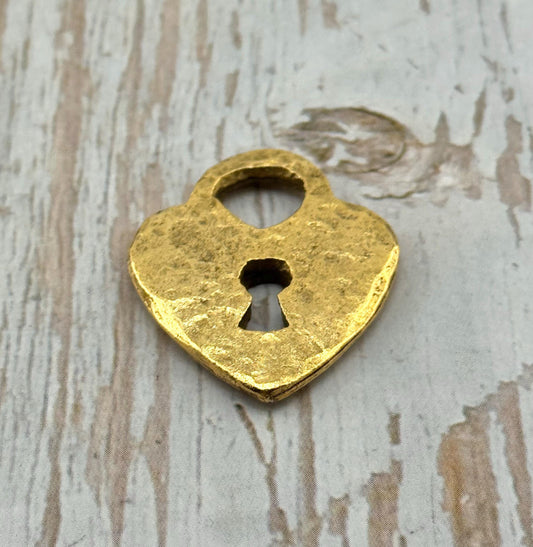Amuleto de Corazón con Candado Martillado, Chapado en Oro de 18K Envejecido - AG112