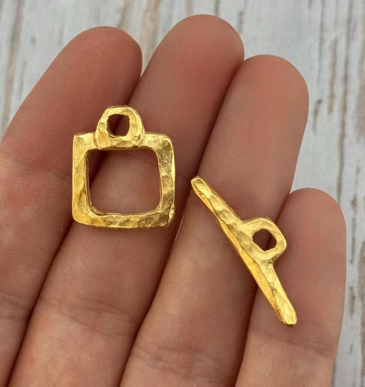 Broche de Palanca Cuadrado Pequeño, Chapado en Oro de 18k Satinado - ST314