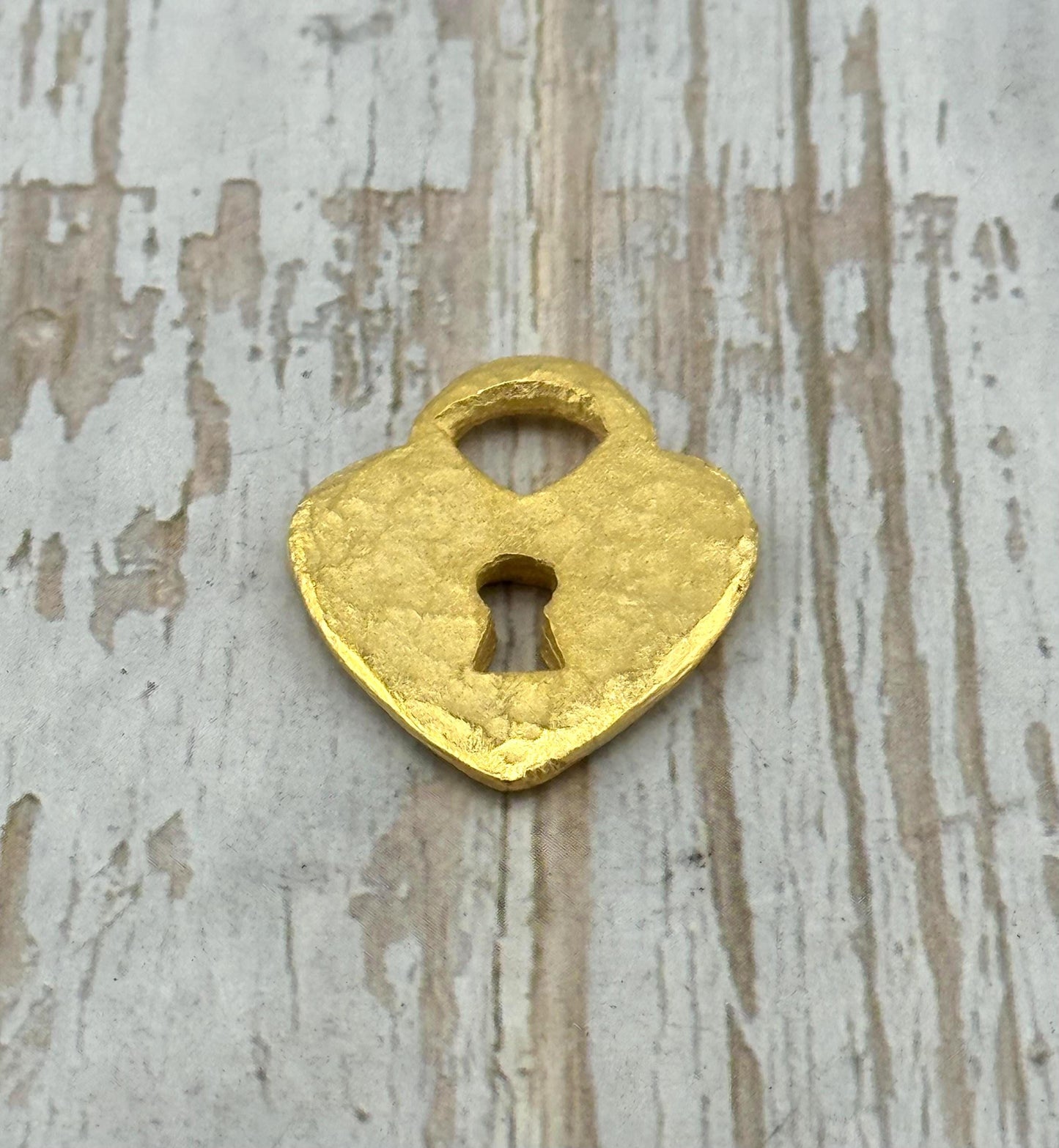 Breloque cœur cadenas martelé, plaqué or 18 carats satiné - ST292