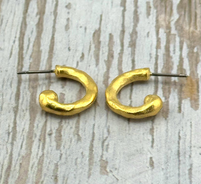 Pendientes Mini de Medio Aro Martillado, Chapado en Oro de 18k Satinado - ST689