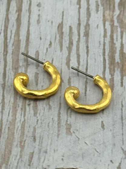 Pendientes Mini de Medio Aro Martillado, Chapado en Oro de 18k Satinado - ST689