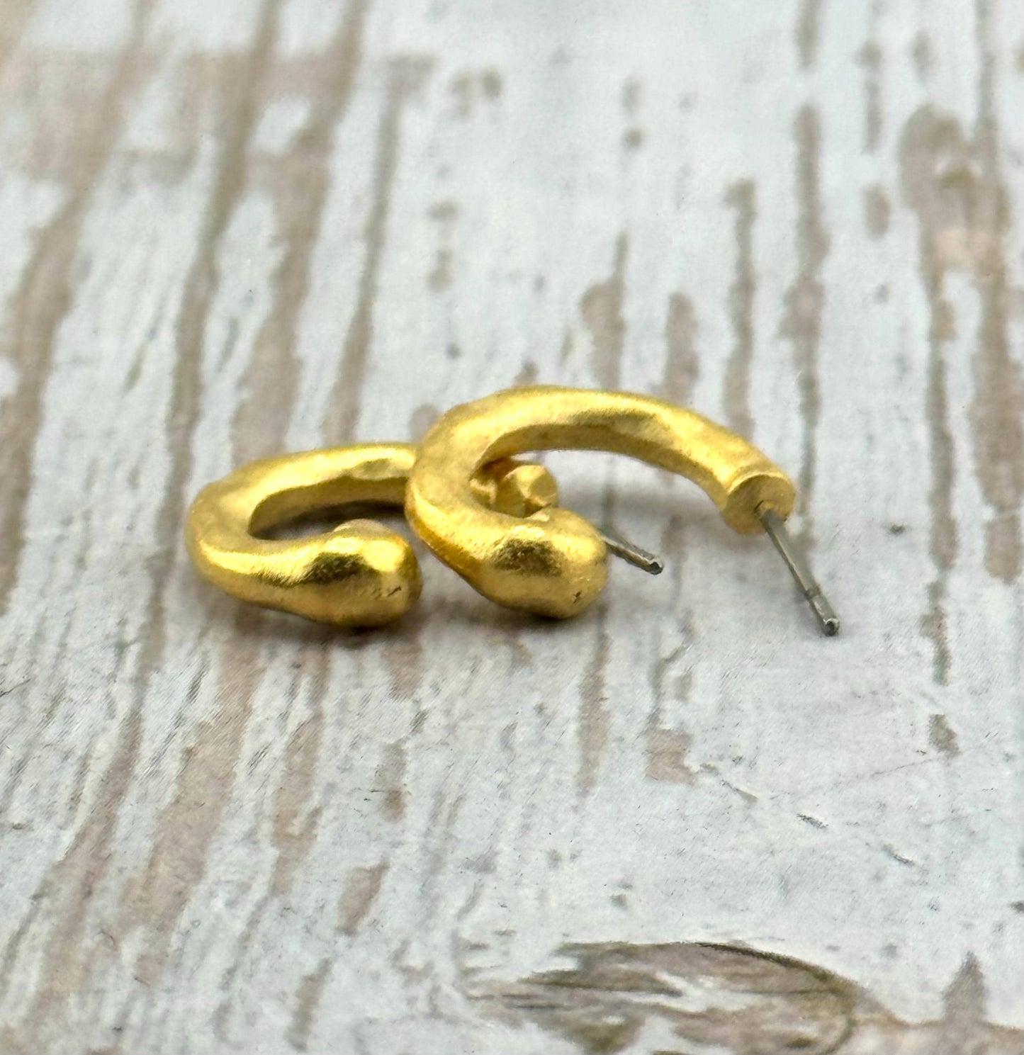 Pendientes Mini de Medio Aro Martillado, Chapado en Oro de 18k Satinado - ST689