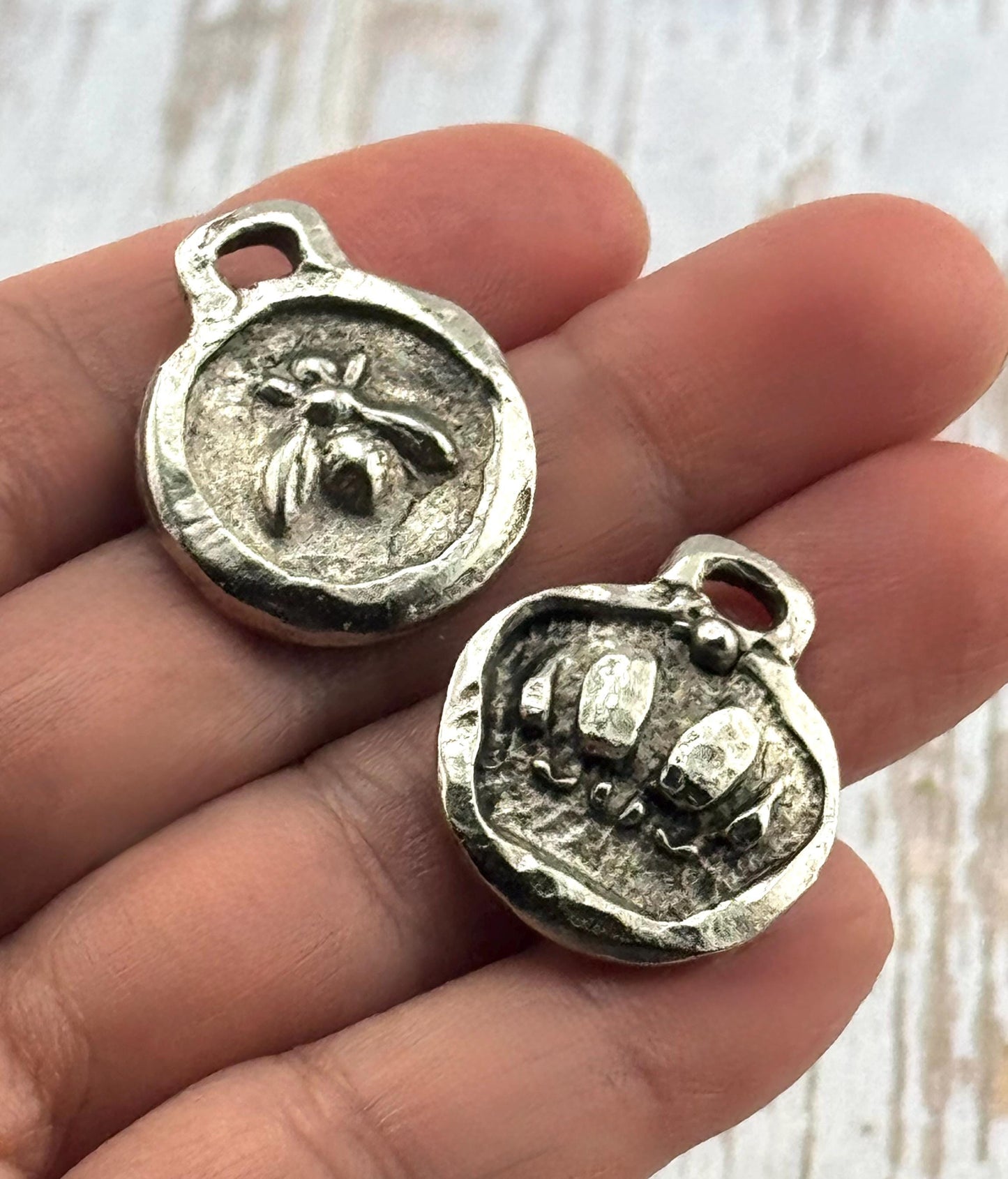 Pendentif Reine des Abeilles double face, étain vieilli - PT478