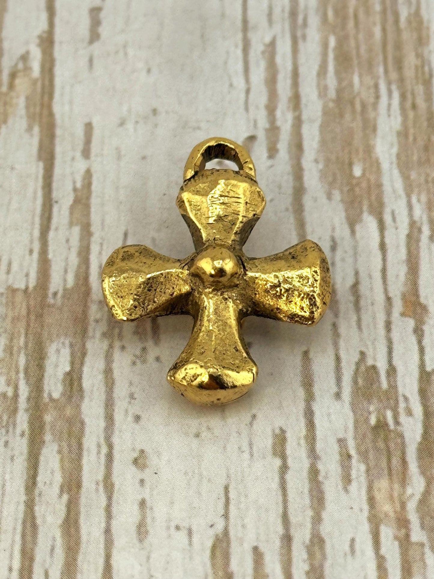 Pendentif croix épais, plaqué or 18 carats vieilli - AG120