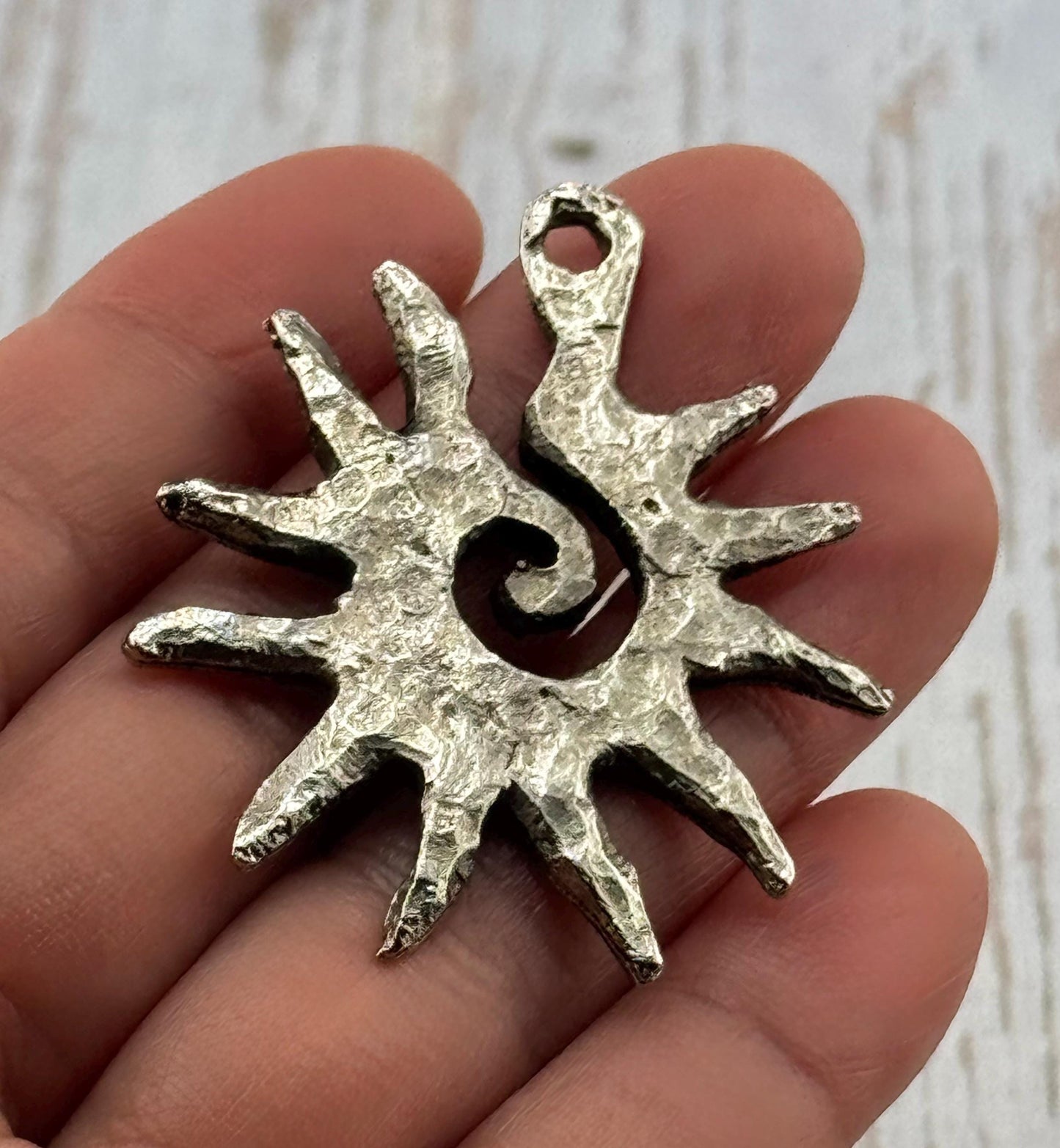 Pendentif Soleil Spirale Martelé Massif, Étain Vieilli - PT454