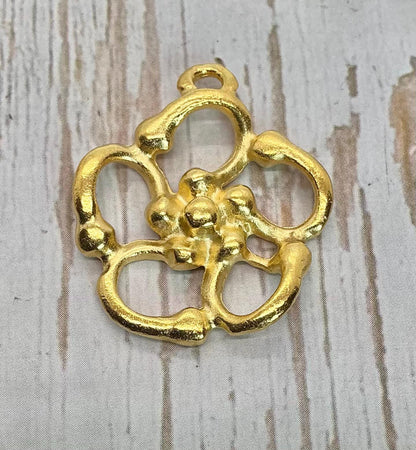 Colgante Flor Abstracta, Chapado en Oro de 18k Satinado - ST218