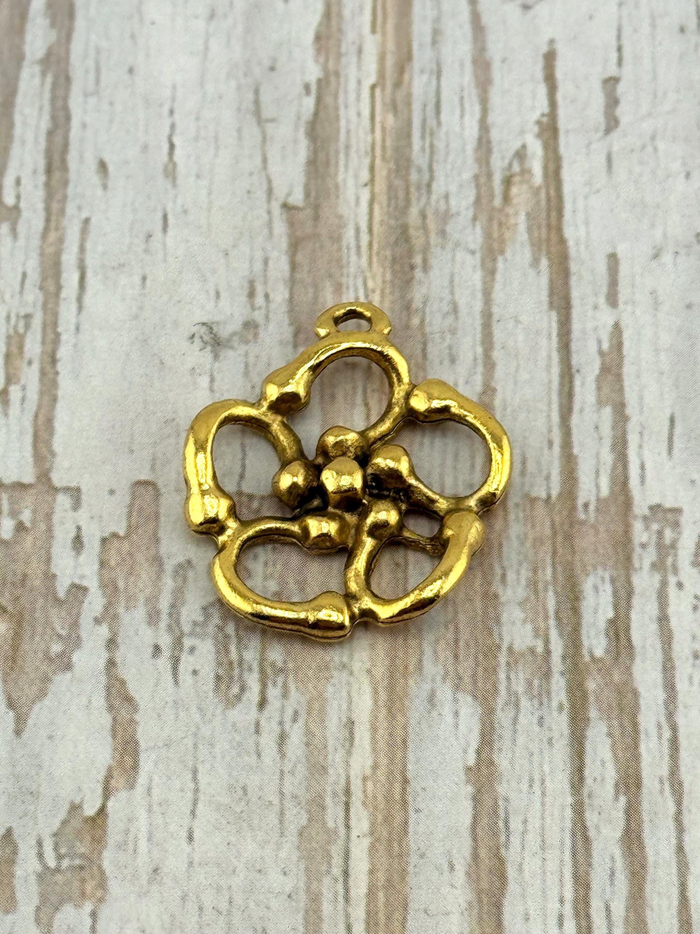 Colgante floral ligero, chapado en oro de 18 quilates envejecido - AG038