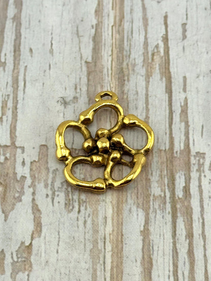 Colgante floral ligero, chapado en oro de 18 quilates envejecido - AG038