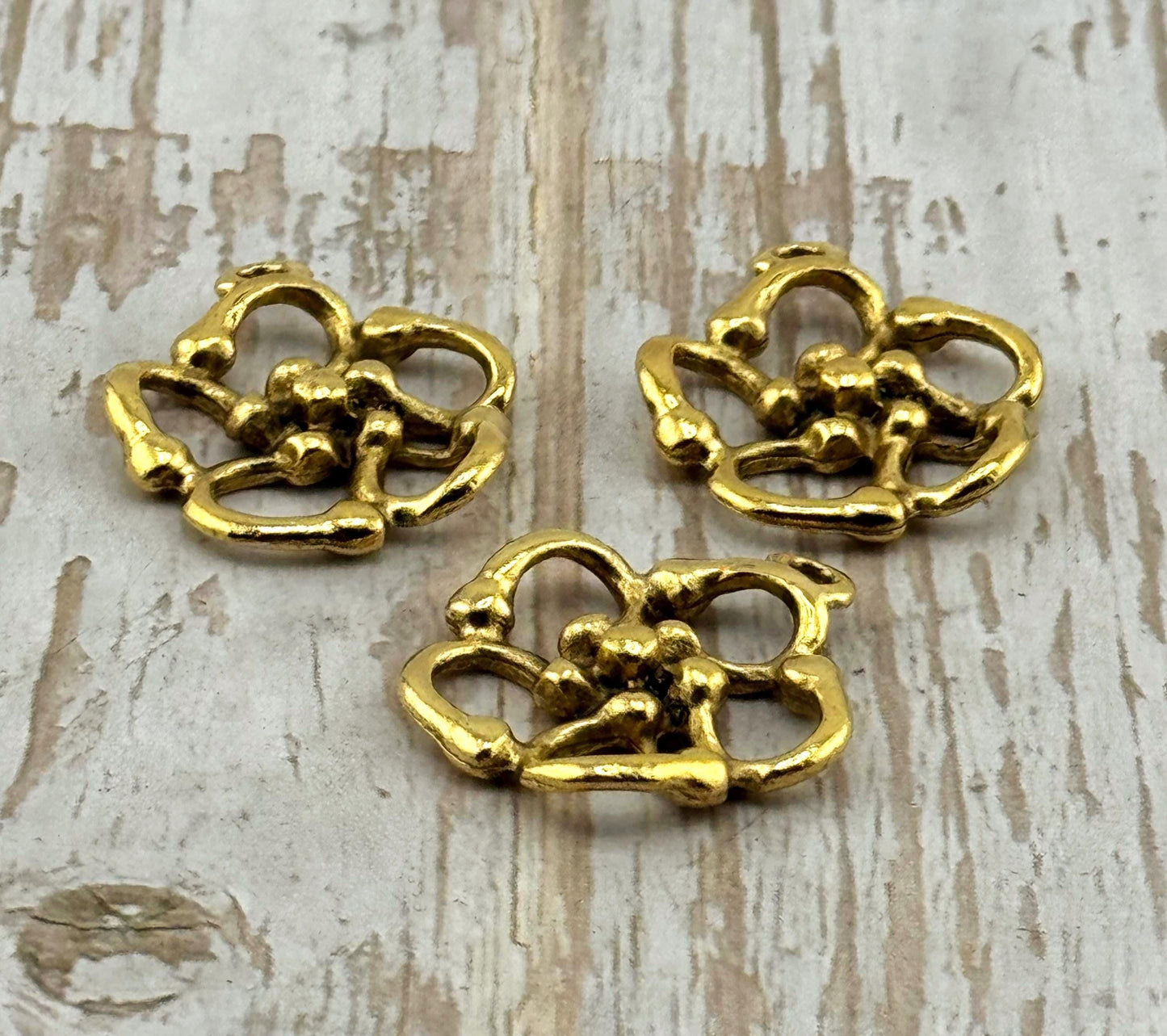 Colgante floral ligero, chapado en oro de 18 quilates envejecido - AG038
