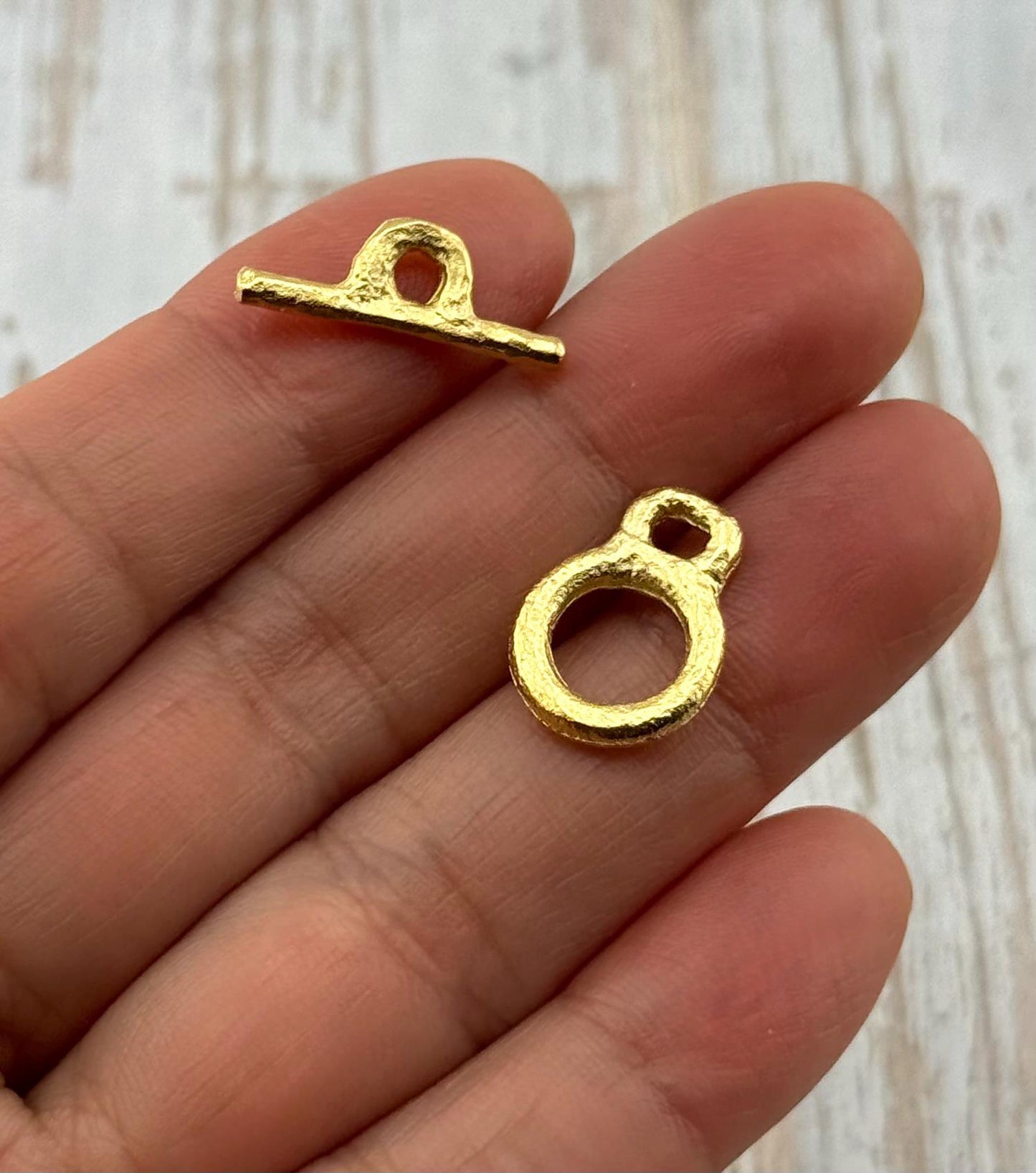 Small Round Toggle Clasp, Satin 18k Gold Plated - ST351