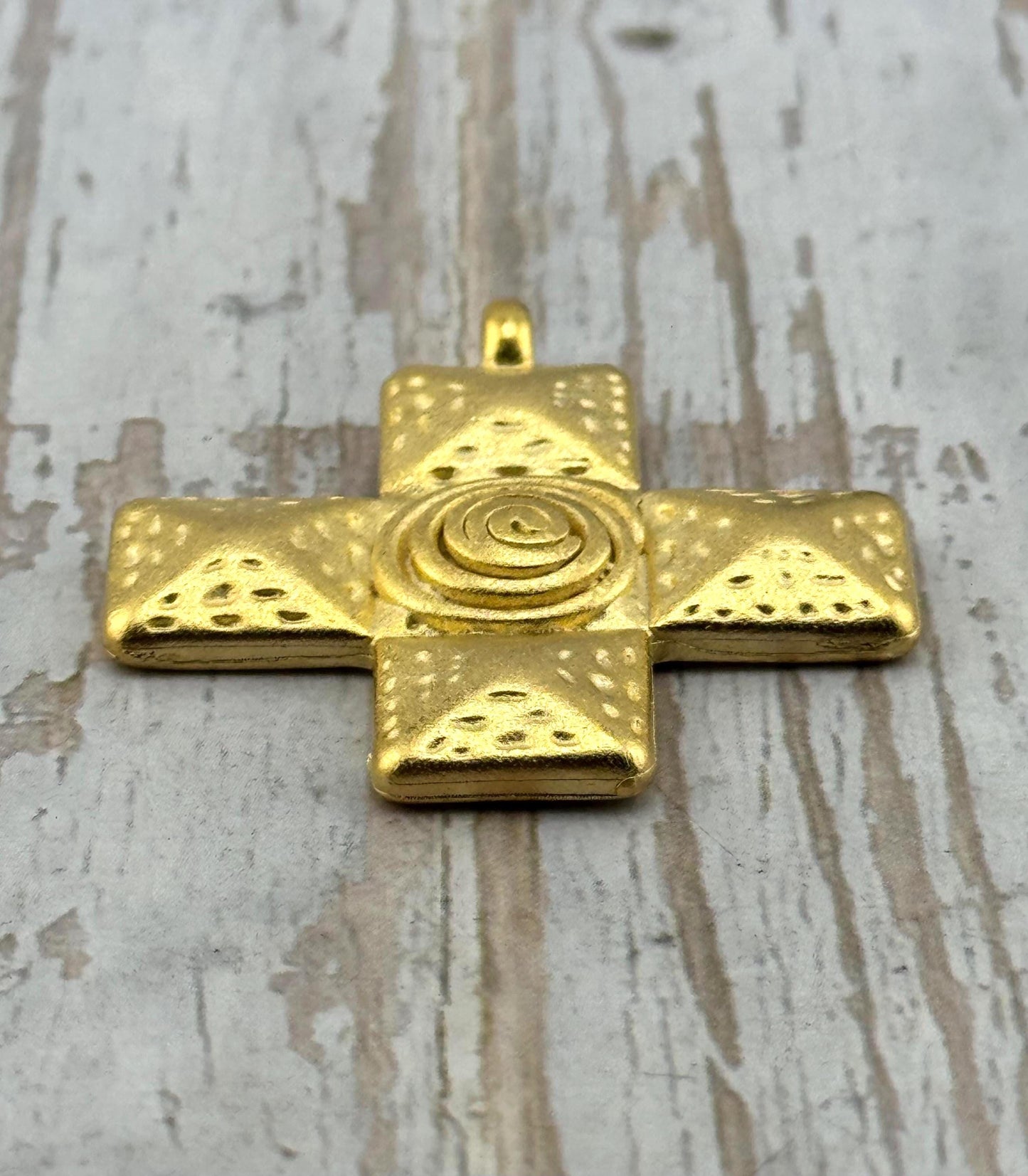Grand charm croix carrée, Plaqué or 18 carats satiné - ST339