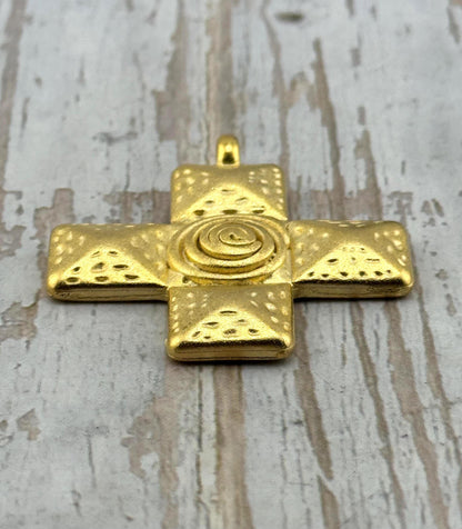 Grand charm croix carrée, Plaqué or 18 carats satiné - ST339