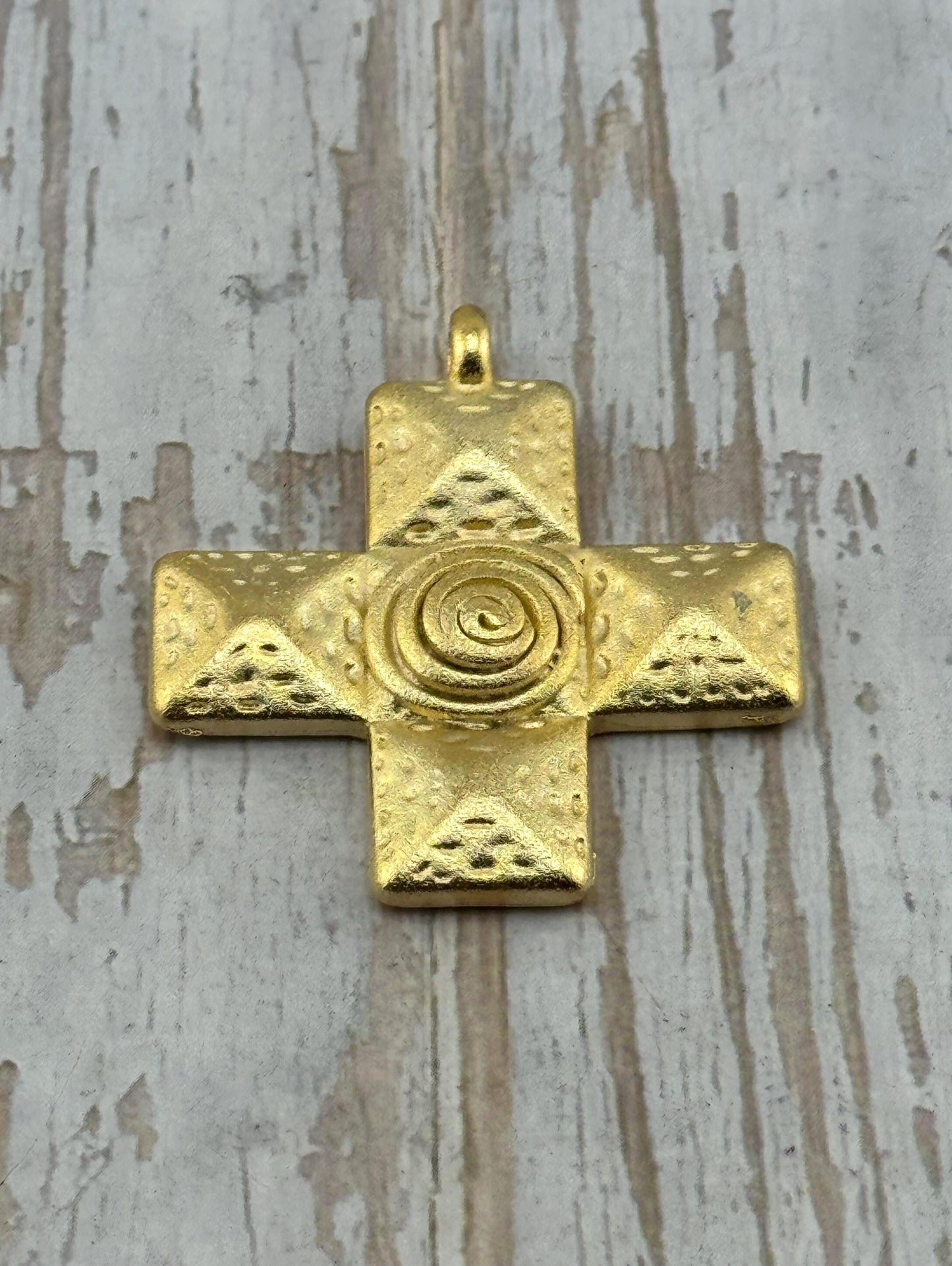 Grand charm croix carrée, Plaqué or 18 carats satiné - ST339