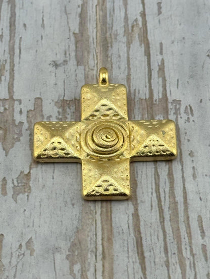 Grand charm croix carrée, Plaqué or 18 carats satiné - ST339