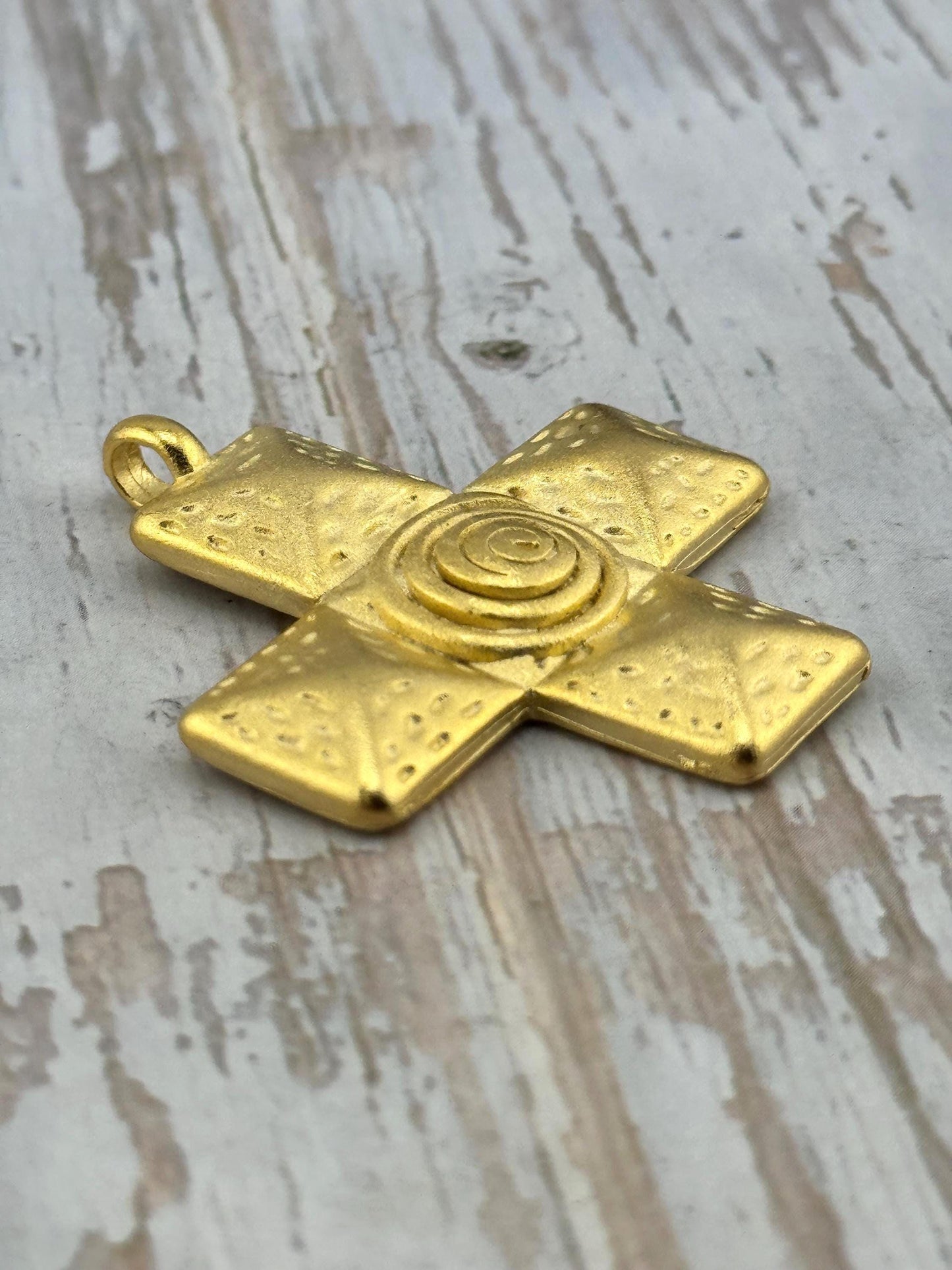 Grand charm croix carrée, Plaqué or 18 carats satiné - ST339
