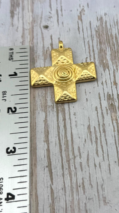 Grand charm croix carrée, Plaqué or 18 carats satiné - ST339