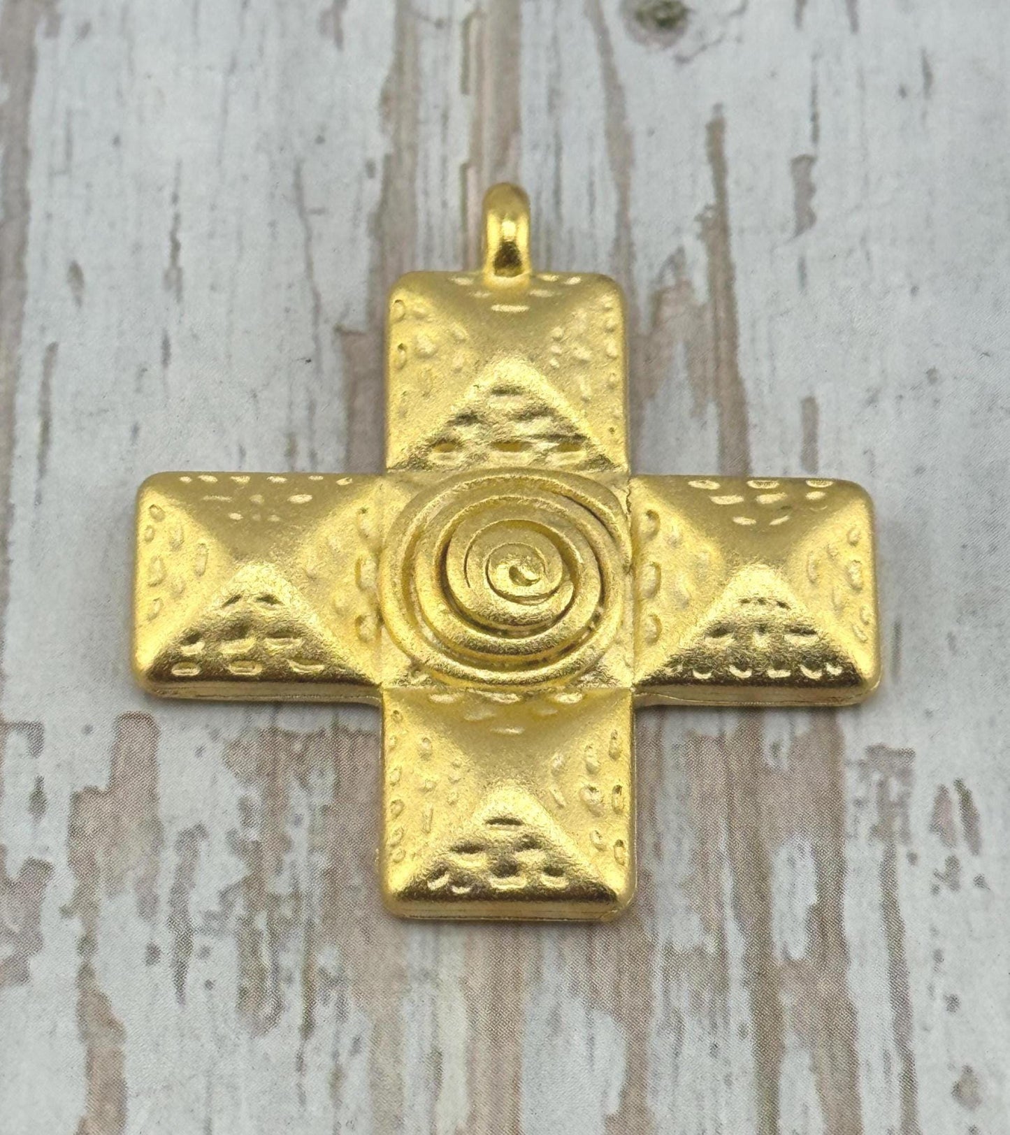 Grand charm croix carrée, Plaqué or 18 carats satiné - ST339