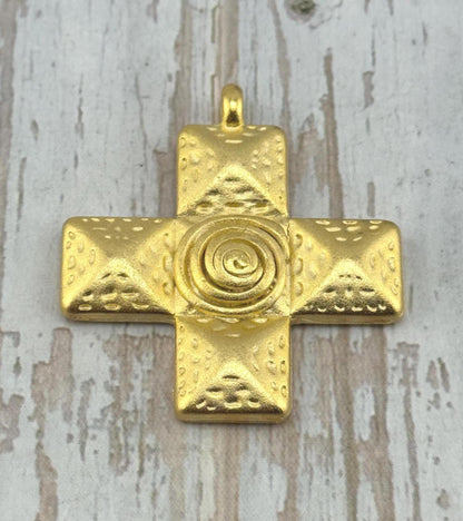 Grand charm croix carrée, Plaqué or 18 carats satiné - ST339
