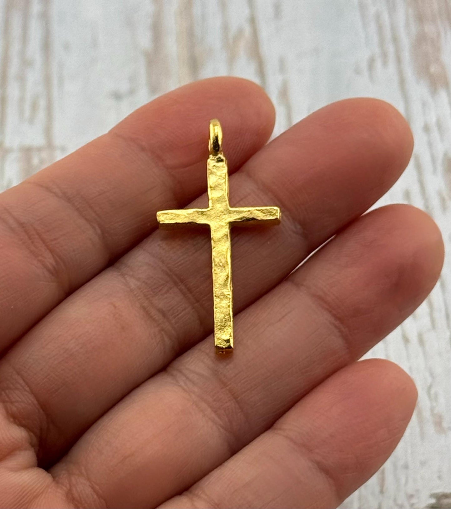 Breloque Croix Martelé, Plaqué Or 18 carats Satiné - ST282
