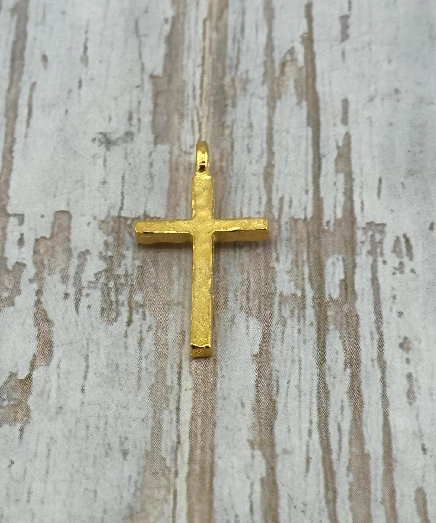 Breloque Croix Martelé, Plaqué Or 18 carats Satiné - ST282