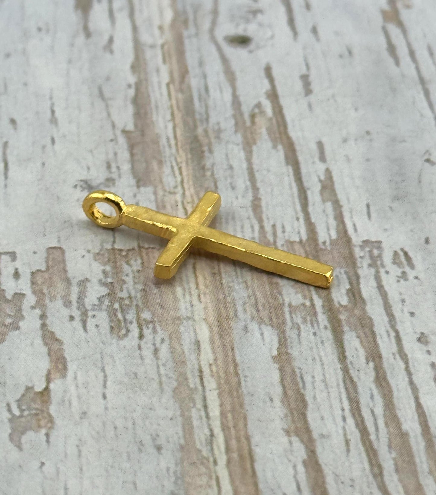 Breloque Croix Martelé, Plaqué Or 18 carats Satiné - ST282