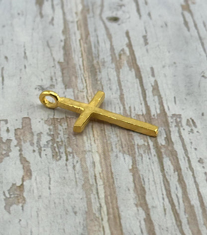 Breloque Croix Martelé, Plaqué Or 18 carats Satiné - ST282