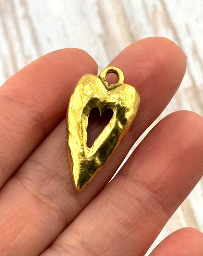 Dije Corazón Martillado, Colgante Bañado en Oro de 18K Envejecido - AG557