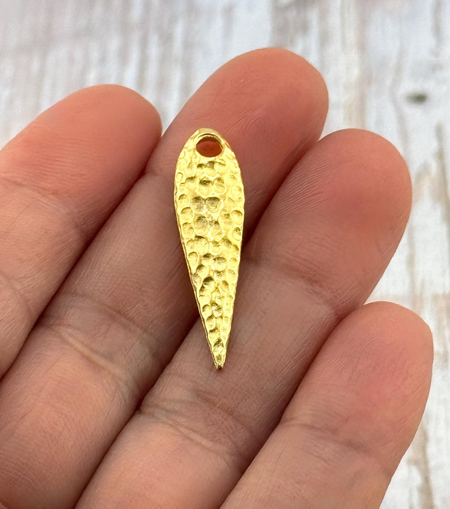 Larmes martelées incurvées et hérissées, plaqué or 18 carats satiné - ST344