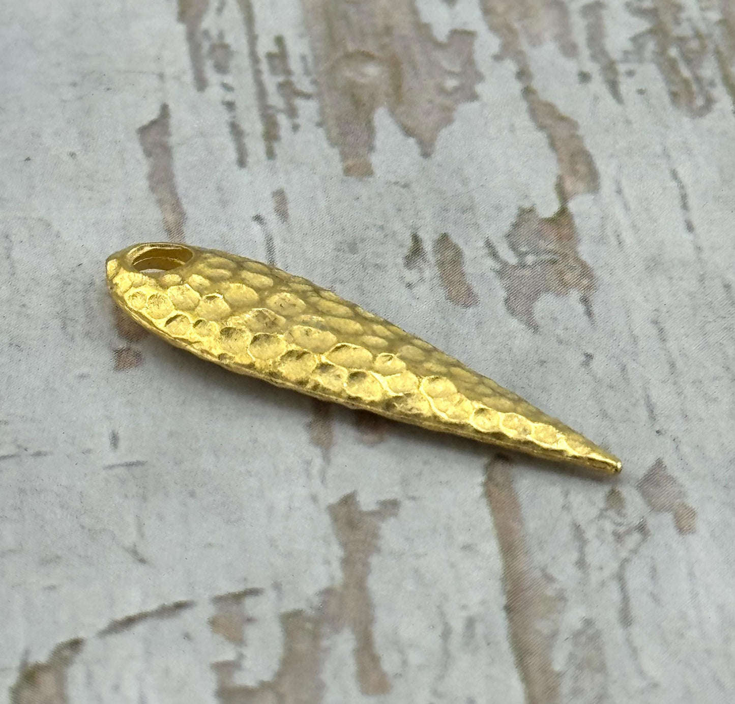 Larmes martelées incurvées et hérissées, plaqué or 18 carats satiné - ST344