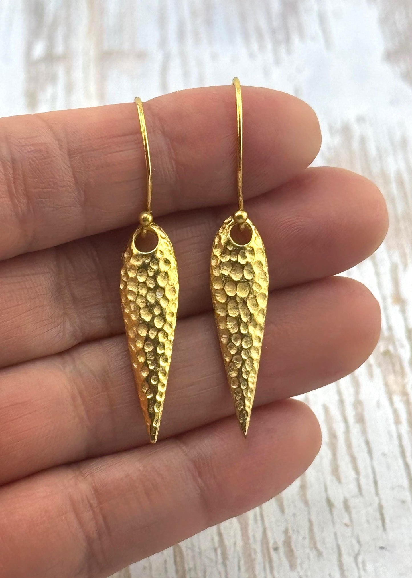 Larmes martelées incurvées et hérissées, plaqué or 18 carats satiné - ST344