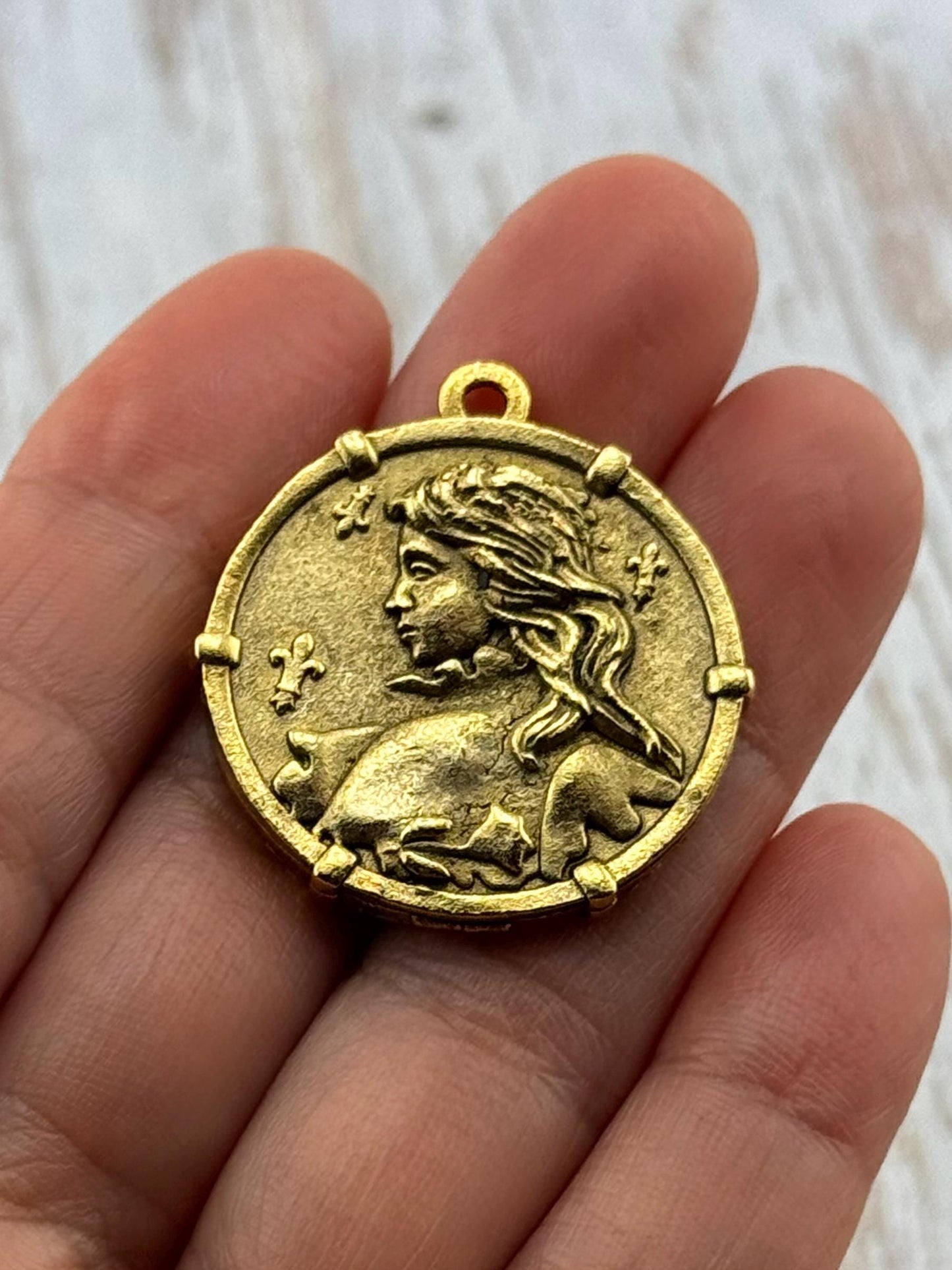 Medalla grande de Juana de Arco con marco, chapada en oro de 18k envejecido - AG152