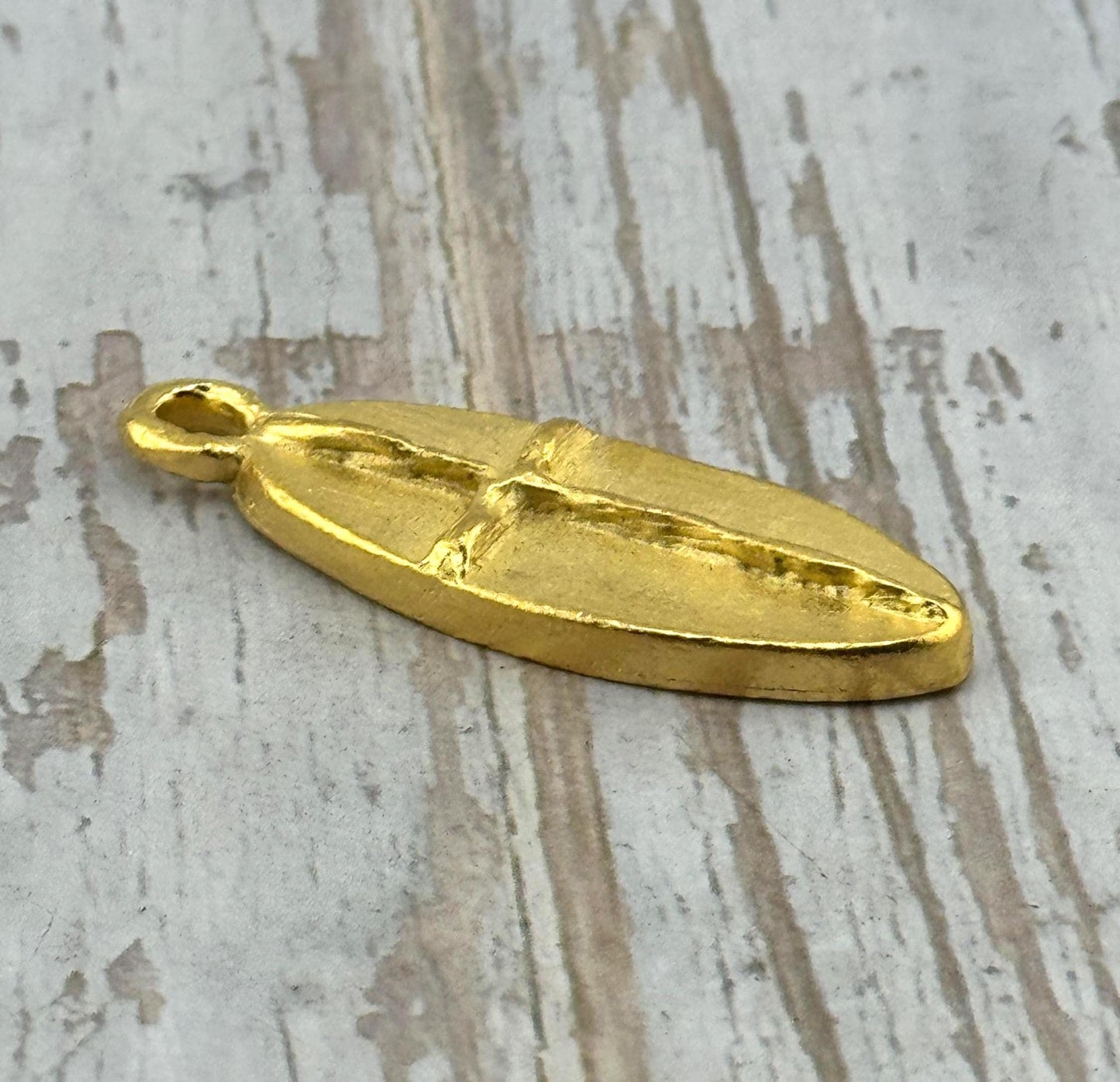 Grand charm en croix lourd, plaqué or 18 carats satiné - ST288
