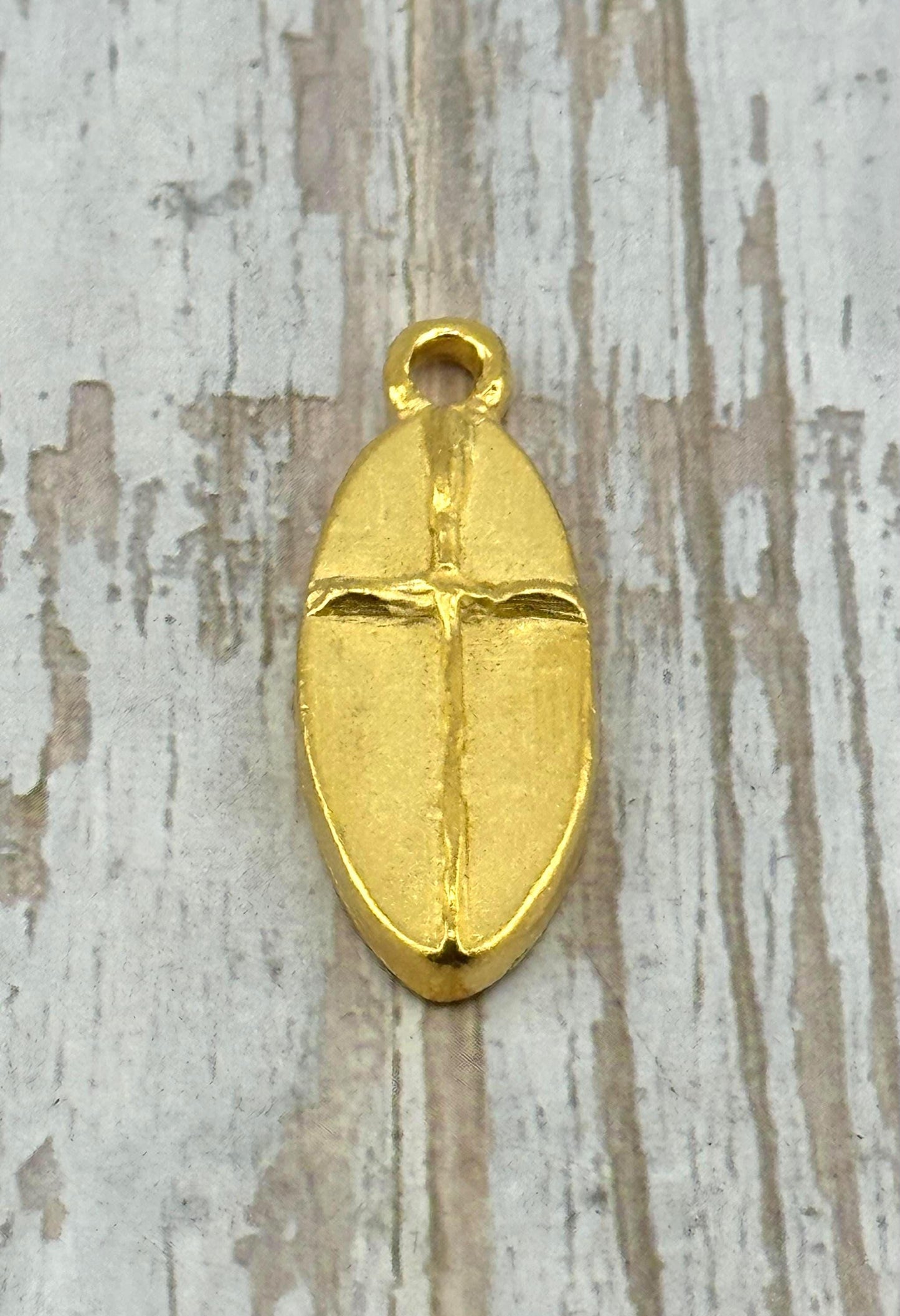Grand charm en croix lourd, plaqué or 18 carats satiné - ST288