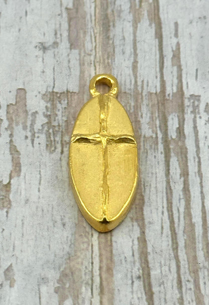 Grand charm en croix lourd, plaqué or 18 carats satiné - ST288