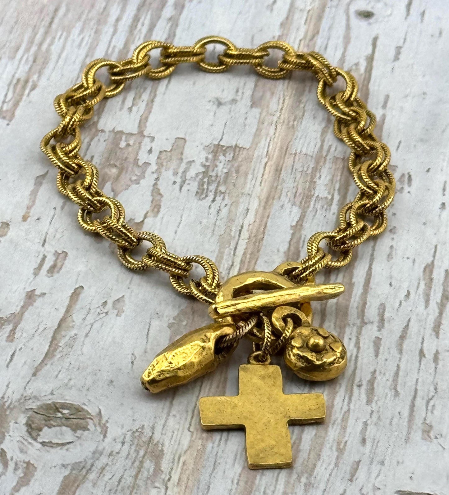 Breloque croix vieillie, Plaqué or 18 carats satiné - ST326