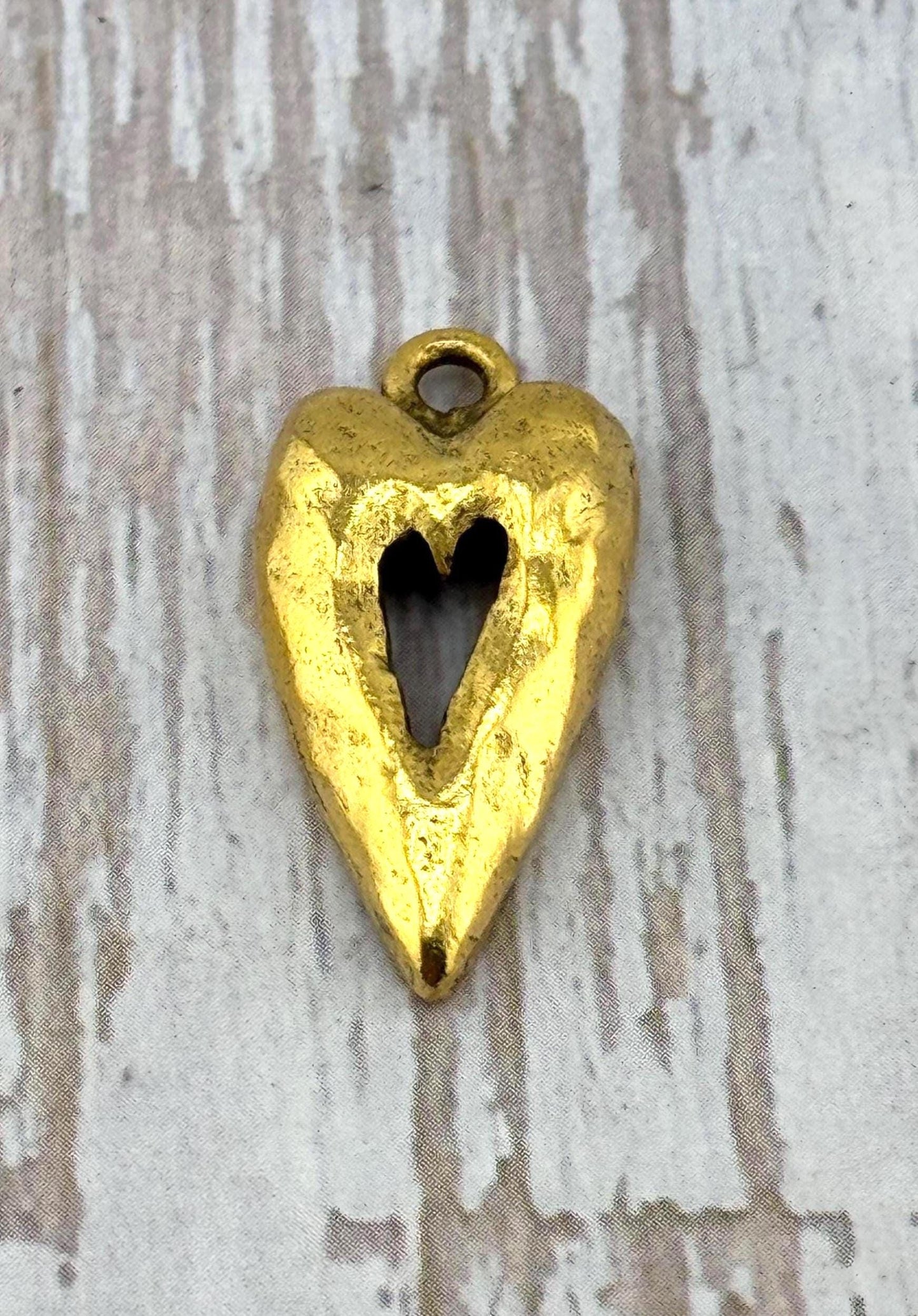 Dije Corazón Martillado, Colgante Bañado en Oro de 18K Envejecido - AG557