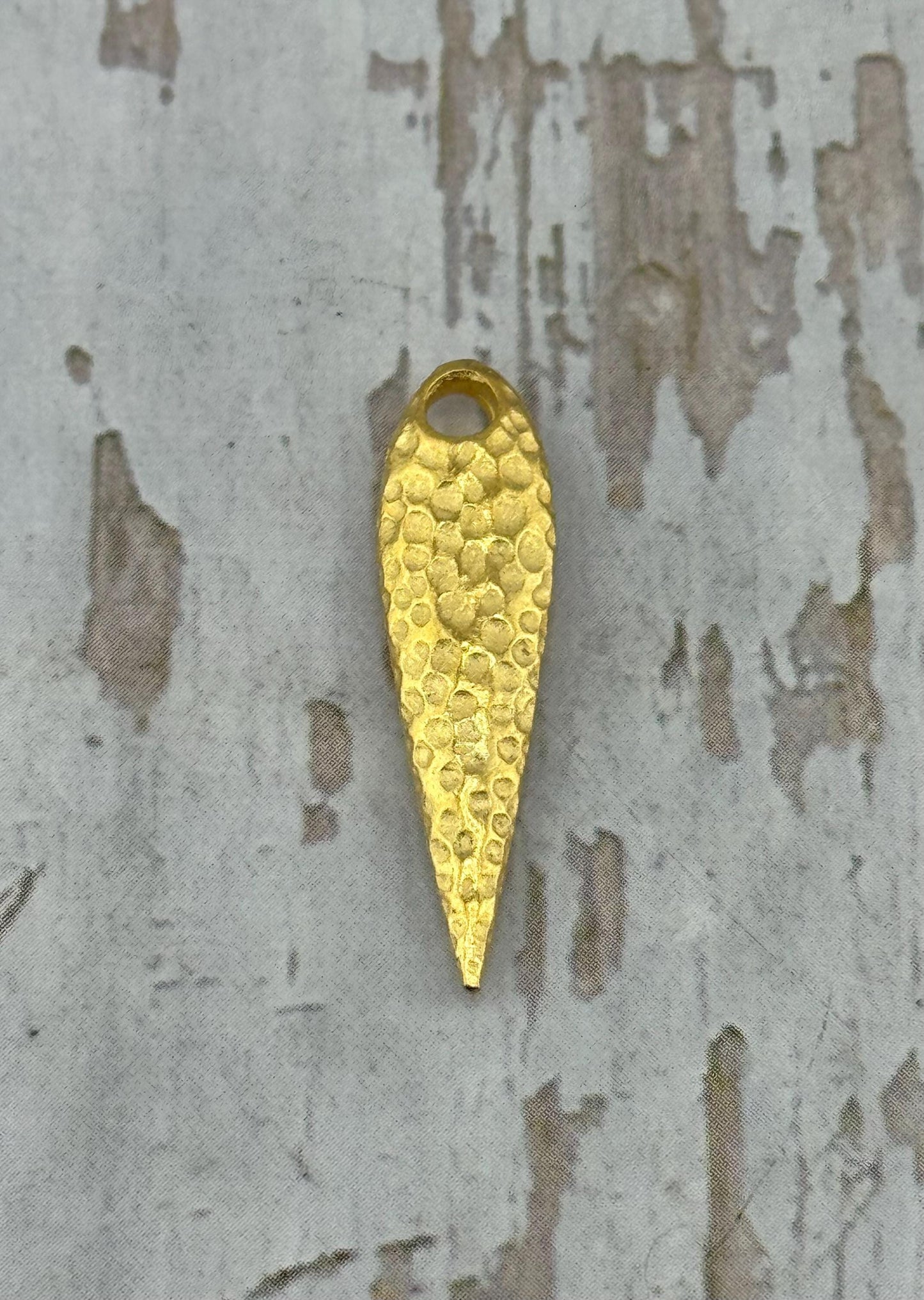 Larmes martelées incurvées et hérissées, plaqué or 18 carats satiné - ST344