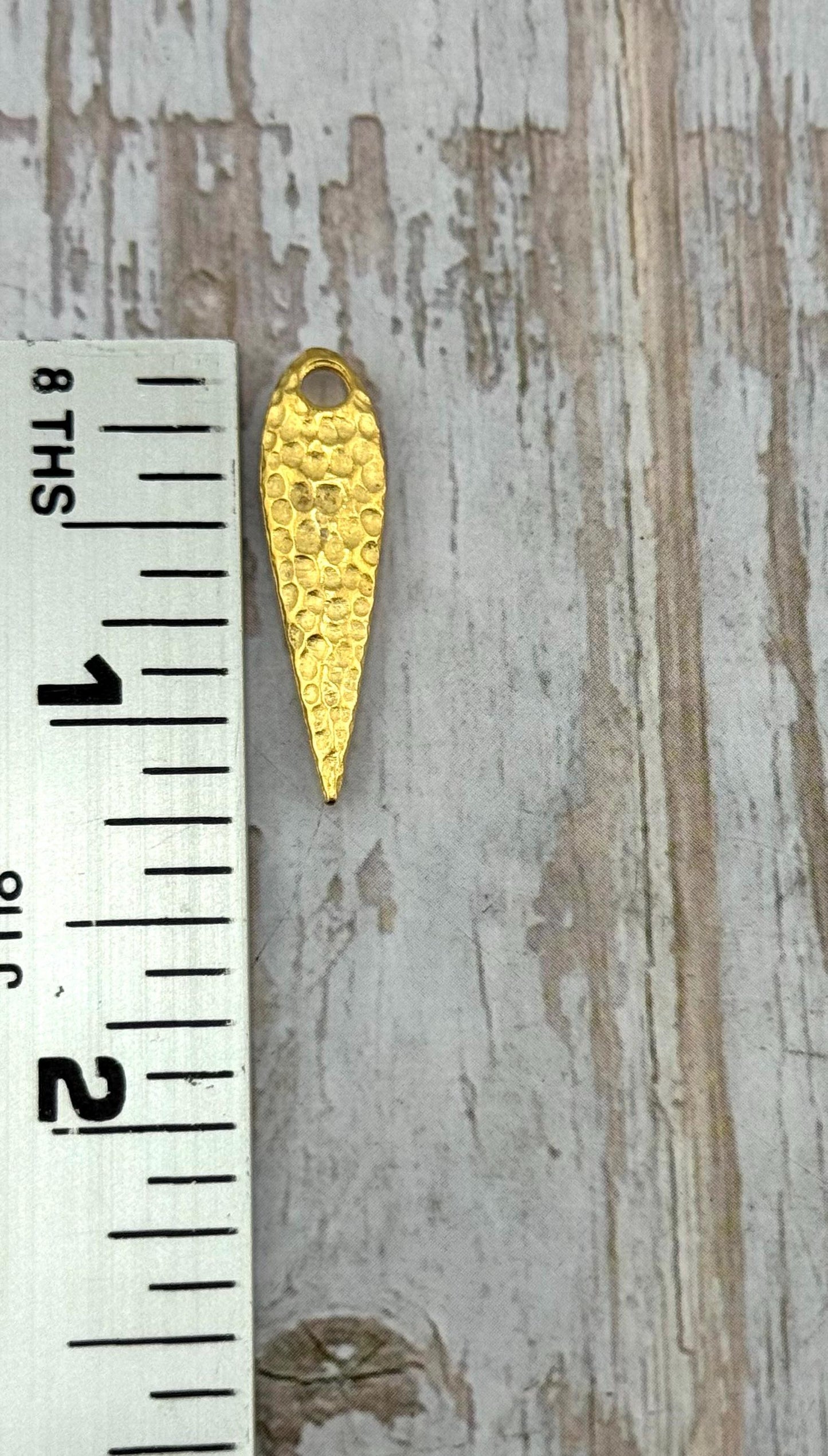 Larmes martelées incurvées et hérissées, plaqué or 18 carats satiné - ST344