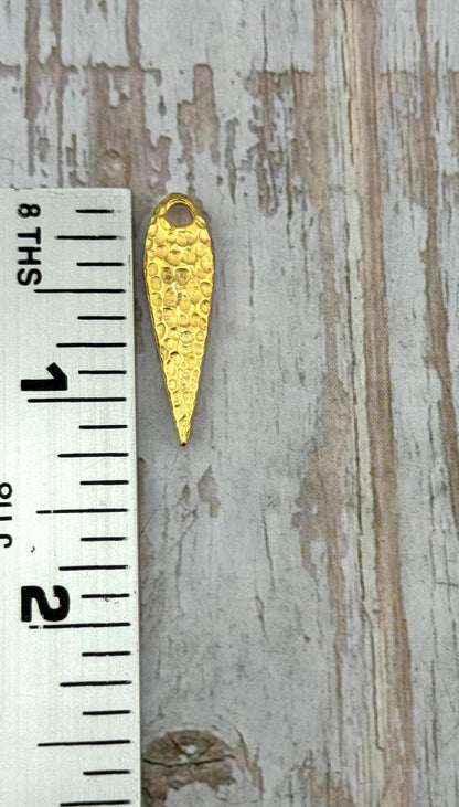 Larmes martelées incurvées et hérissées, plaqué or 18 carats satiné - ST344