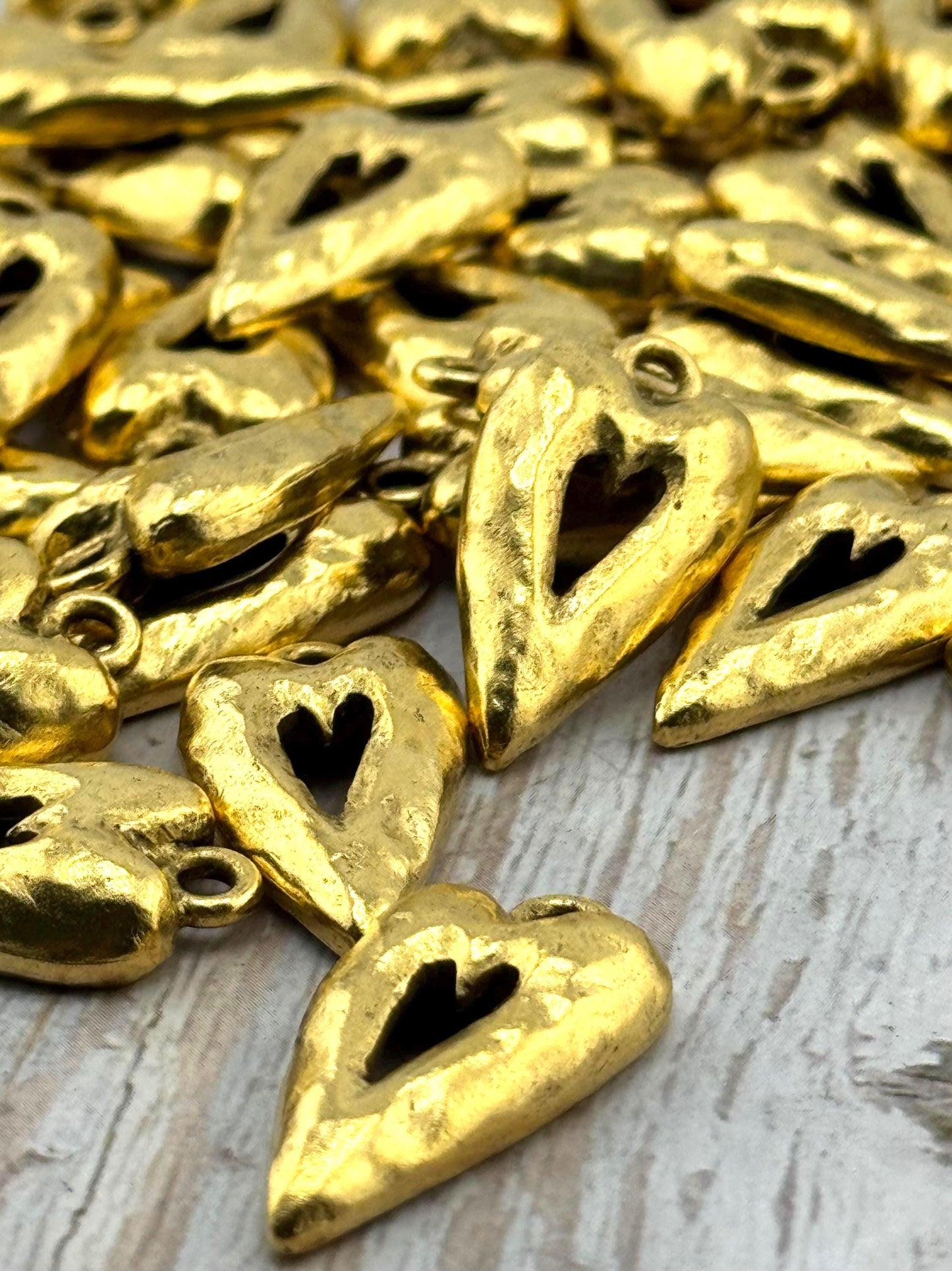 Dije Corazón Martillado, Colgante Bañado en Oro de 18K Envejecido - AG557