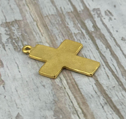 Breloque croix vieillie, Plaqué or 18 carats satiné - ST326