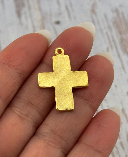 Breloque croix vieillie, Plaqué or 18 carats satiné - ST326