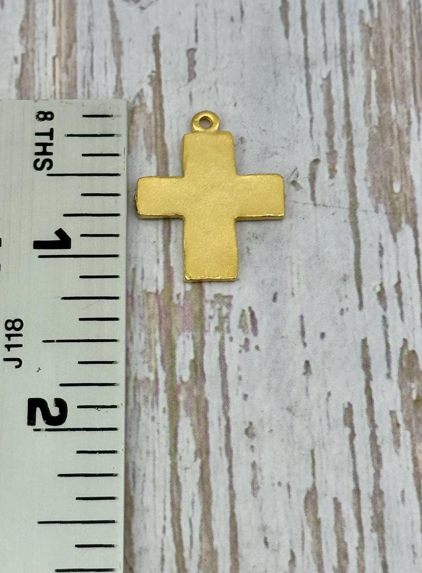 Breloque croix vieillie, Plaqué or 18 carats satiné - ST326