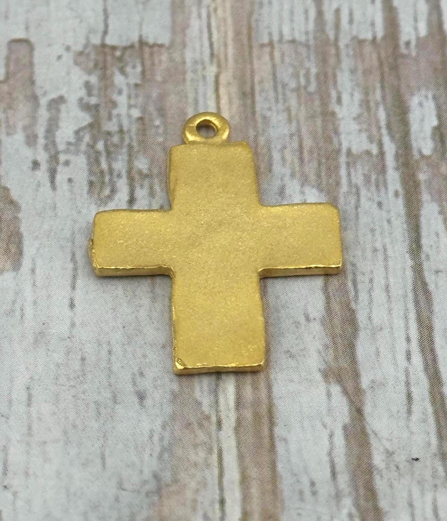 Breloque croix vieillie, Plaqué or 18 carats satiné - ST326