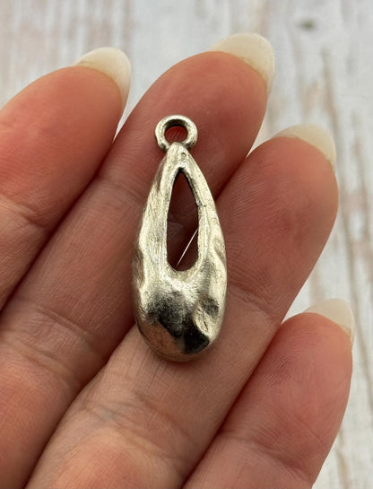 Pendentif goutte martelé, étain vieilli - PT685