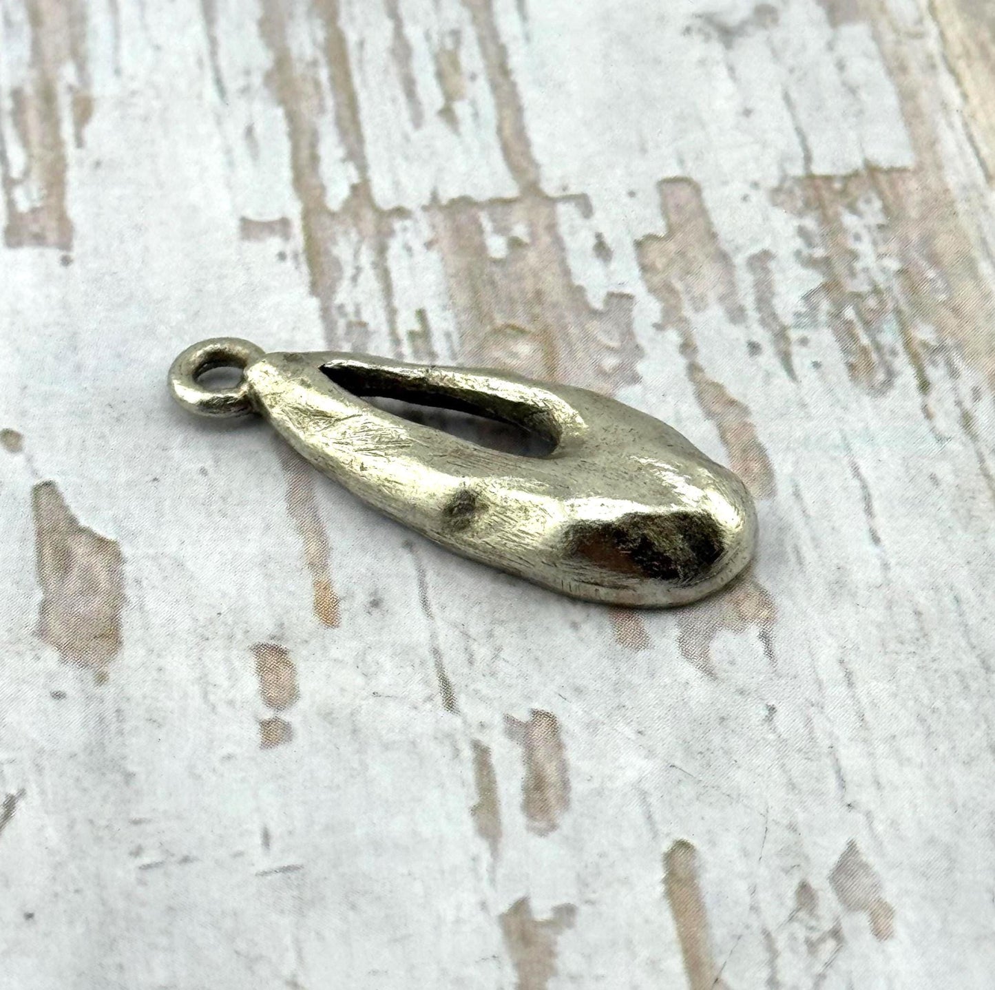 Pendentif goutte martelé, étain vieilli - PT685