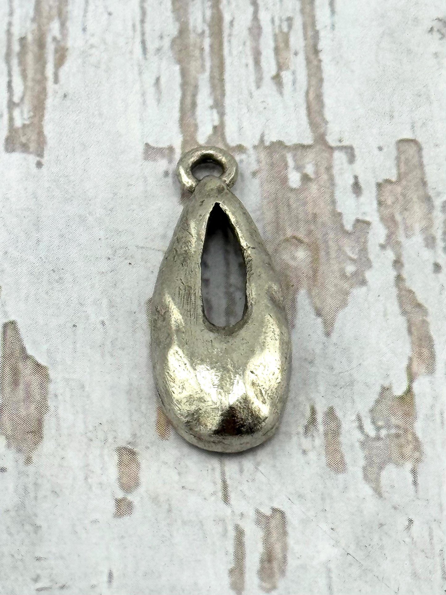 Pendentif goutte martelé, étain vieilli - PT685